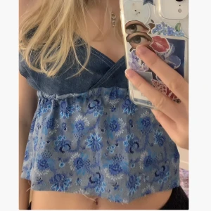 BLÅ TOPP - Korsad i ryggen, bekvämt resårband runt. Säljer för har lite för små bröst för den😔🙏 OBS första bilden är den inte sydd där nere än men som man ser på de andra är den det!!