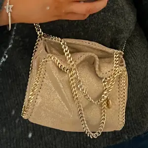 säljer denna såå snygga o unika stella väskan som är lite guld skimrig, finns såklart några täcken på användning om man kollar noga därav lite lägre pris❤️❤️