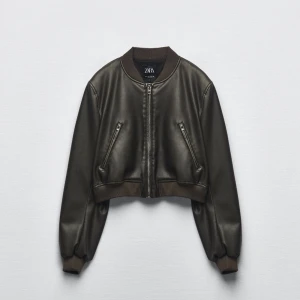 Slutsåld Zara jacka - Superfin skinnjacka från Zara som nu är slutsåld. Ord priset är 699, men tänker men start pris på 300 och så får man buda uppåt. Helt ny (fast utan prislapp), alltså endast använd fåtal gånger!