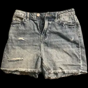 Jättesnygga jeans shorts till sommaren, säljer då jag tycker dom inte sitter så snyggt på mig🫶🏻