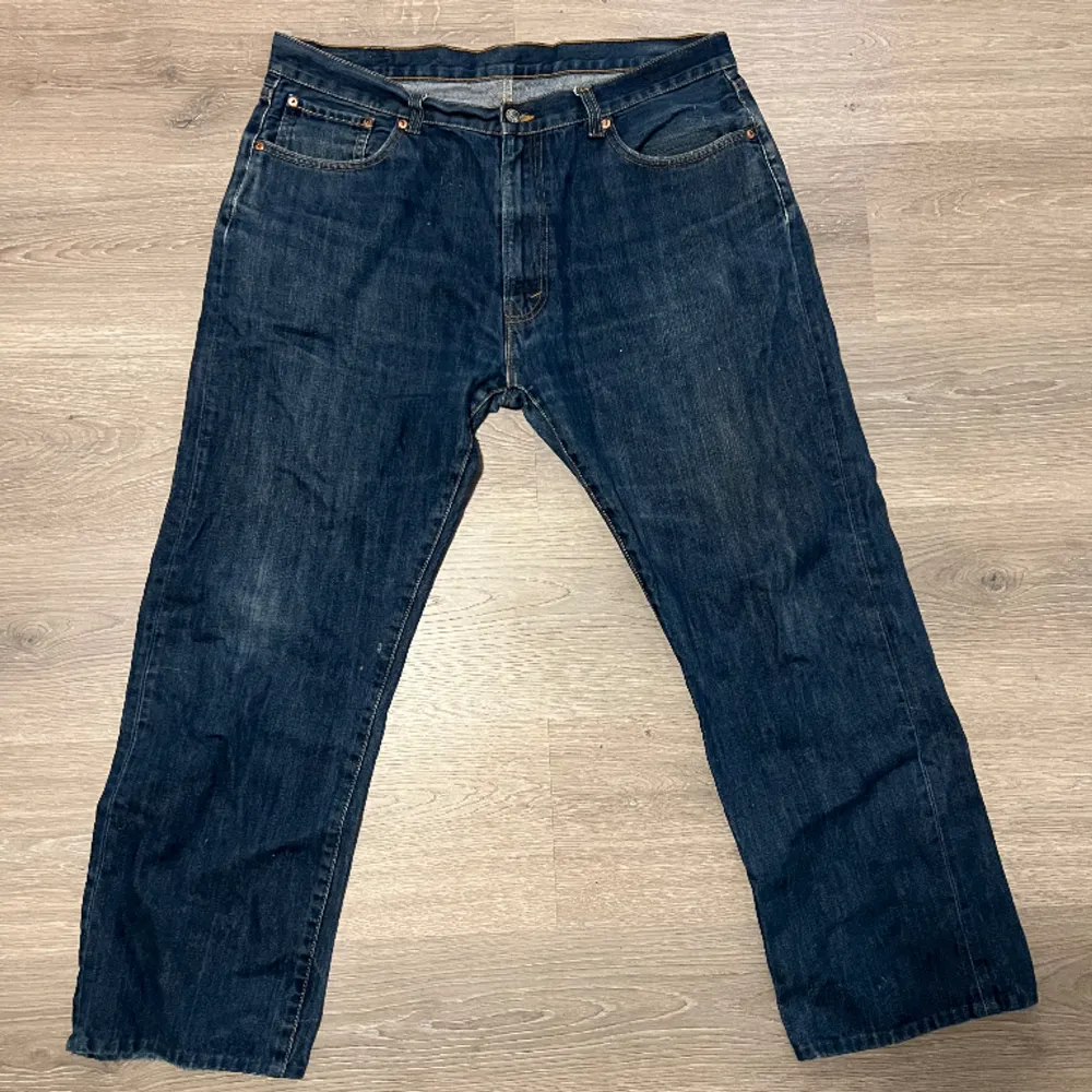 Baggy Levis jeans Strlk 38/30. Mörk blåa Levis jean som sitter helt okej med ett bälte. De är lite lätt slitna i änden vid fötterna(kan skicka bild vid intresse). Även ett pyttelitet hål på framsidan som knappast är synligt.. Jeans & Byxor.