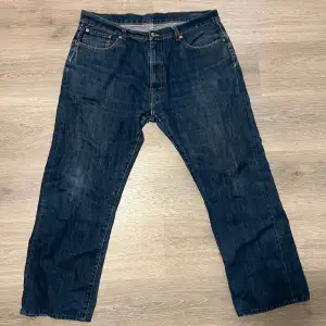 Baggy Levis jeans Strlk 38/30. Mörk blåa Levis jean som sitter helt okej med ett bälte. De är lite lätt slitna i änden vid fötterna(kan skicka bild vid intresse). Även ett pyttelitet hål på framsidan som knappast är synligt.