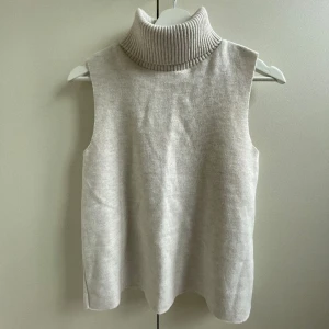 Polo tröja - En jättefin tröja med polokrage ifrån zara (går inte att köpa längre)! Säljer då jag aldrig har använt den för att det inte är min stil men den är i superfintskick.