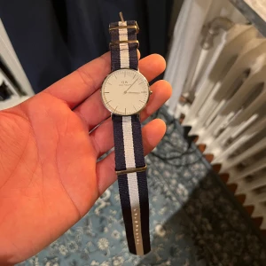 D.W klocka  - Snygg klocka från Daniel Wellington. Inga skador aldrig använd. 