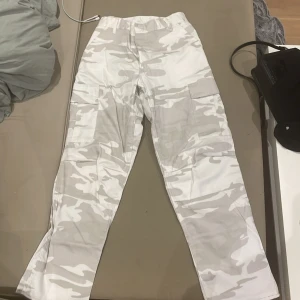 Snygga cargo byxor  - Har använt en gång men kommer inte till andvändning längre, köpta på Zalando för 700kr