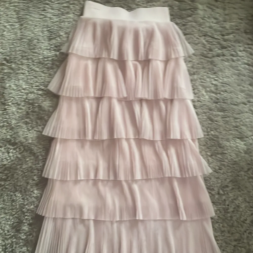 En rosa volang kjol från h&m. Säljer för den inte kommit till andvändning. Den är i storlek 34 dam.💗💗. Kjolar.
