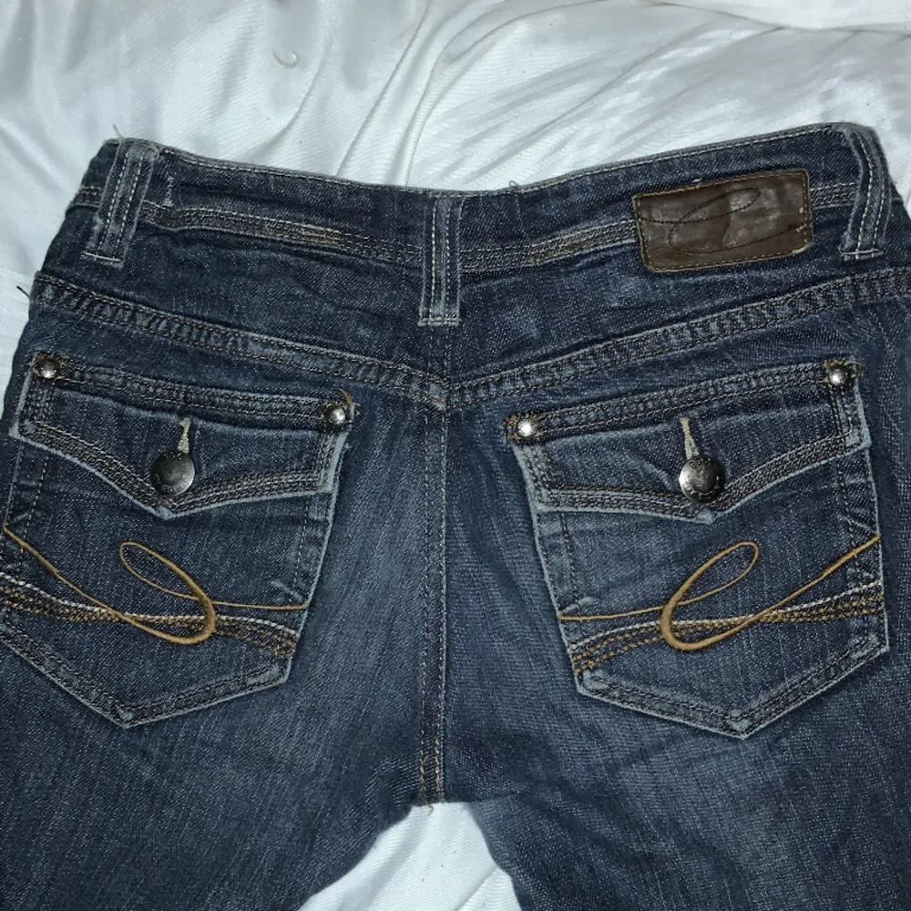 Säljer dessa jätte fina lågmidjade jeans med tryck på fickorna, passar någon mellan 155-160, hör av dig vid intresse!. Jeans & Byxor.