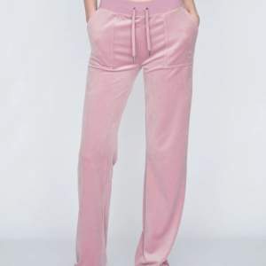 Säljer mina rosa juicy byxor! 🩷ser helt nya ut. Kontakta mig om du är intresserad 