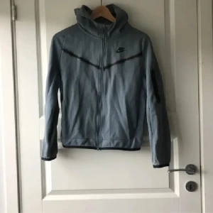 Blå Nike tech - Hej jag har en fin blå Nike tech här för salu intresserad? Kontakta bara