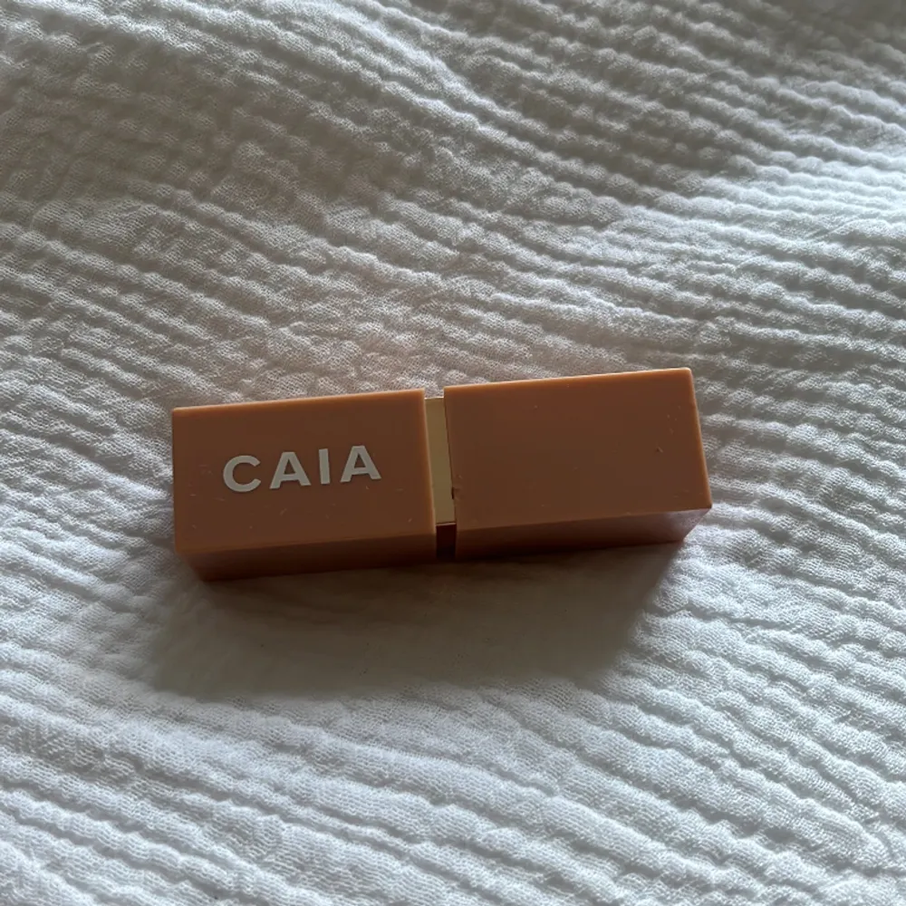 Läppstift från caia i färgen lyric lips, endast använd ett fåtal gånger . Övrigt.