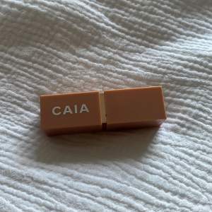 Läppstift från caia i färgen lyric lips, endast använd ett fåtal gånger 
