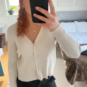 Kofta från hm - Super fin beige kofta från hm! I super bra skick