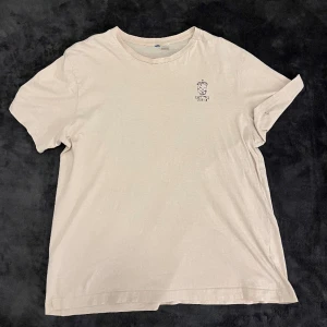 Snygg tröja😉 - Storlek: XL Bra skick bara ett litel hål i ärmen Text: broken bones but still kicking🔥😉 Frakt: 50kr, inkluderat i priset på tröjan (50kr för tröjan och 50kr för frakt)