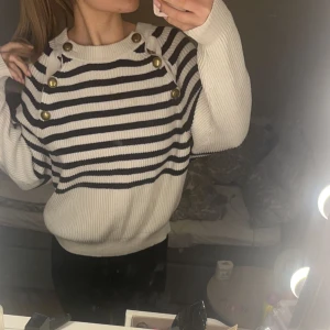 Randig tröja - Fin tröja från mango andvänd fåtal gånger, säljer pga andvänds inte