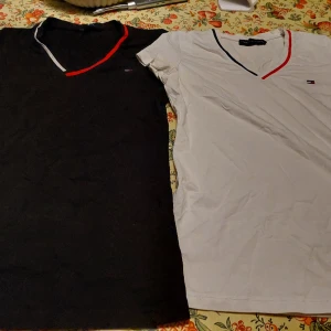 2ST T H TOPPAR: S - TOMMY HILFIGER 2 ST TOPPAR MED KORTA ÄRMAR OCH V SKUREN VID HALSEN STORLEK: S