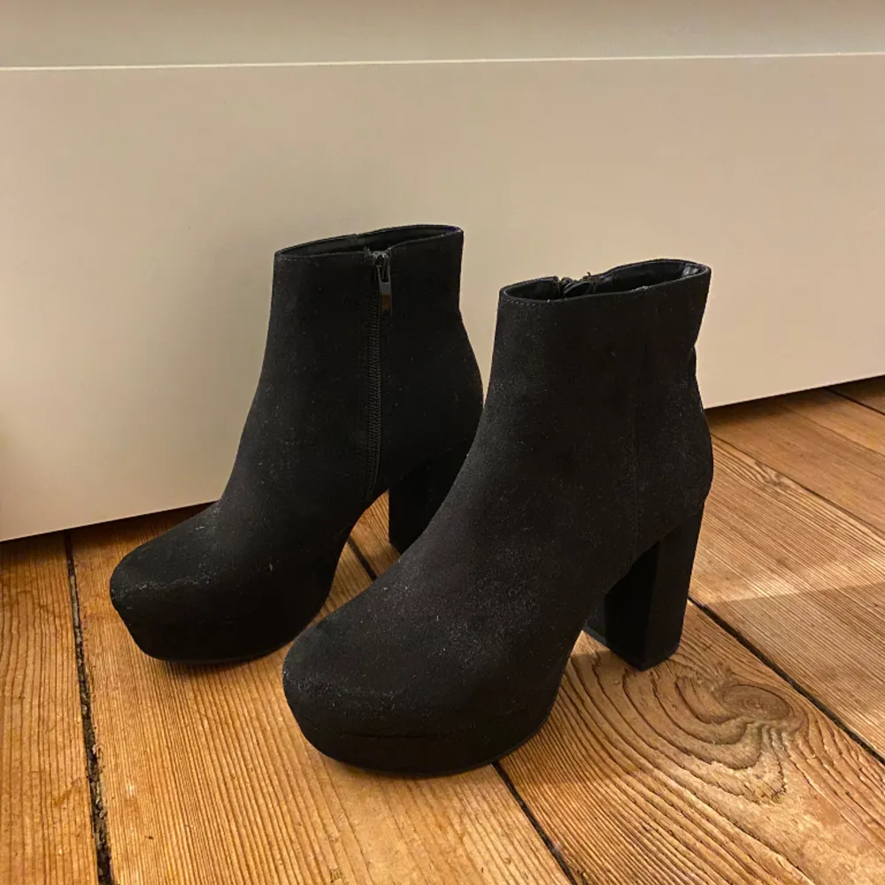 Svarta klackskor i strl 37🩷 tror att dom är från Din sko men är osäker, oanvända<3. Skor.
