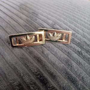 Adidas smycken till skorna  - Adidas smycken till skorna som man sätter fast i skosnörena. Aldrig använda.