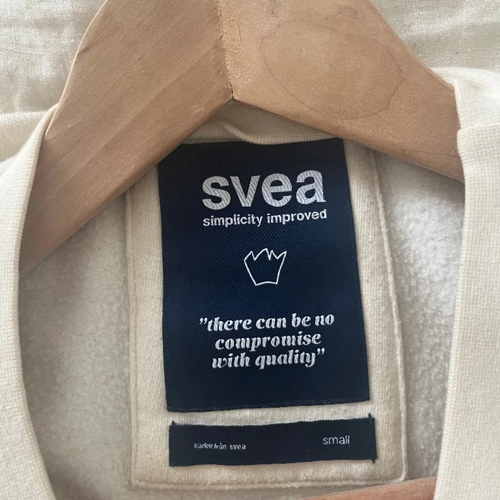 Bekväm tröja från Svea 80% bomulls  Créme färg. Hoodies.