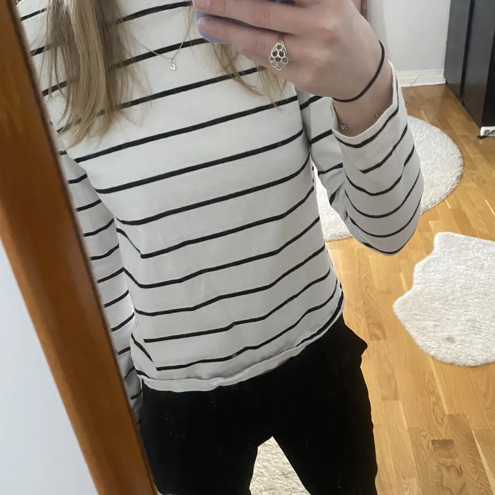 Fin randig tröja från Gina Tricot, storlek xxs men skulle säga att den passar xs också, använd sparsamt💓. Tröjor & Koftor.