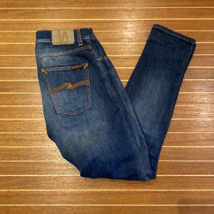 Nudie jeans - Säljer dessa nudie jeans i mycket bra skick, storlek 28/32. Modellen är lean Dean. Nypris 1599 - mitt pris 449. Hör av dig vid minsta fråga!