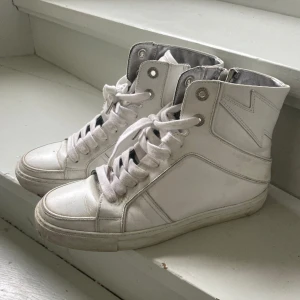 Zadig & voltaire skor  - Inte använt på hur länge som helst och dessa är i fint skick, endast lite dammiga. Jag torkar av dem innan frakt😊. Dustbag tillkommer. Köparen står för frakt