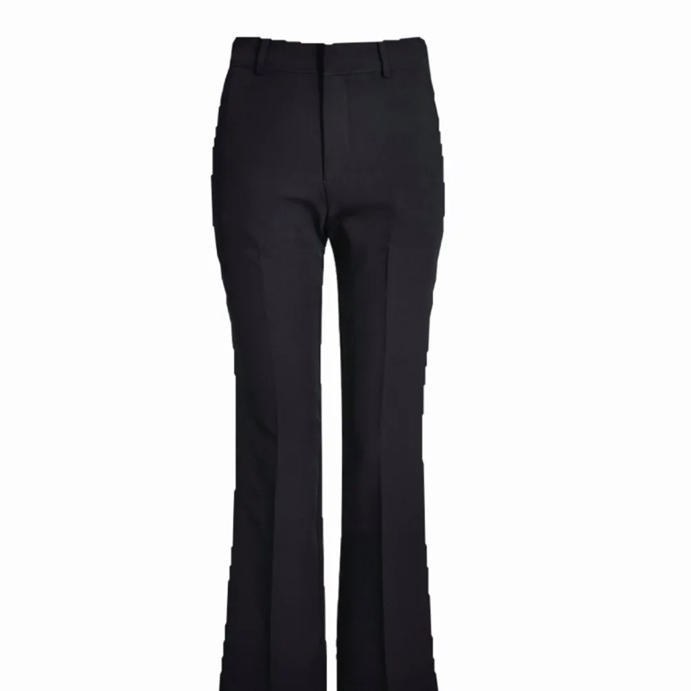 Supersnygga kostymbyxor från bikbok med medelhög midja💗Lite lite noppriga på enstaka ställen så därav priset, köpt för 500kr. Jeans & Byxor.