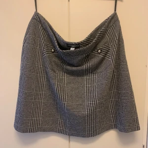 Kjol Karl Lagerfeld  - Kjol från Karl Lagerfeld, amerikansk strl 16 som borde vara svensk 50. Funktionella fickor och bra tyngd i tyget vilket ger ett fint fall. Inköpt i USA för några år sedan men aldrig använd. 