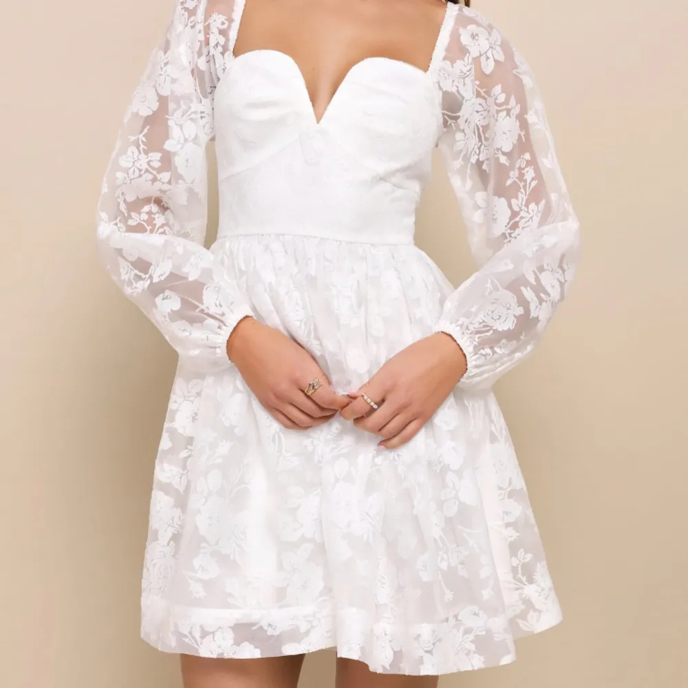 Fin vit klänning, perfekt till sommar o student! Köpte på Lulus hemsida men ska lämna tillbaka, det är dyr frakt från hemsidan därför kollar jag om någon är intresserad🤍. Klänningar.