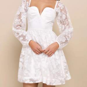 Fin vit klänning, perfekt till sommar o student! Köpte på Lulus hemsida men ska lämna tillbaka, det är dyr frakt från hemsidan därför kollar jag om någon är intresserad🤍