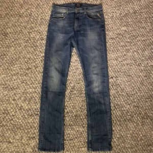 Replay jeans - Tja, vi har fått in dessa replay jeans som är i storleken a16 vilket motsvarar cirka 30 x 30 vill vi gissa på. De är i grymt skick och kostar ca 1599kr nypris. Slösa inte era pengar på nya när ni kan köpa från oss! För mer info och bilder så skriv dm