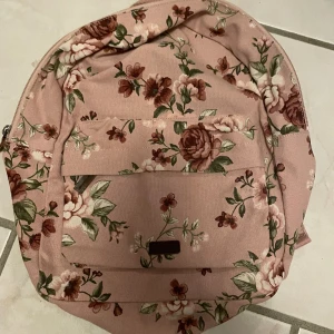 Ryggsäck småbarn  - Ryggsäck till småbarn. Aldrig använd, kosta runt 280. Fint skick, fint mönster. Newbie märke. 