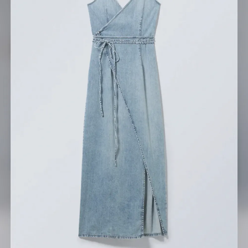 Maxi-jeansklänning från weekday. Den heter ”Geri Denim Long Wrap Dress” på hemsidan💕Aldrig använd!  ( Den är jättejobbig att sätta på sig med alla rep så det är därför jag inte har tagit några egna bilder hahah). Klänningar.