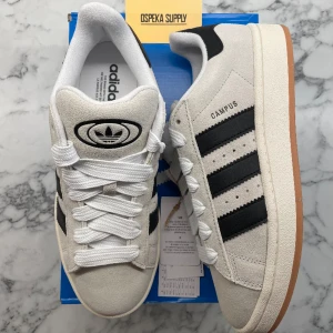 Adidas Campus 00s Crystal White - Hej,   Säljer Adidas Campus 00s i färgen ”Crystal White”. Storlek 40 2/3.   Helt nya och oanvända. Skicka ett meddelande vid frågor eller vill ha fler bilder.  Mvh, Oscar 