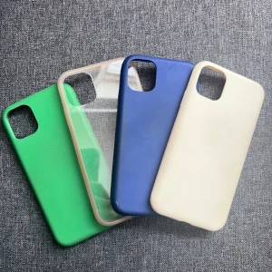 Mobilskal iPhone 11 - 4 st mobilskal till iPhone 11. Alla är hela och i fint skick. Det blåa som är mest använt har börjat tappa lite av den yttre matta plastfilmen på sidorna bara. Säljer alla 4 för 100kr