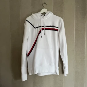 Tommy Hilfiger Hoodie - Oanvänd Tommy Hilfiger Hoodie i mycket bra skick.  Storlek L