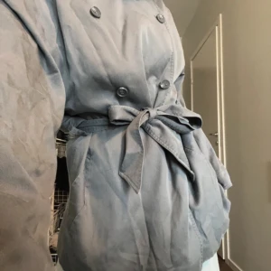 Kappa från Carin Wester  - Jättebra skick! Passar allt från xs-s-m! Mörkgrå💕