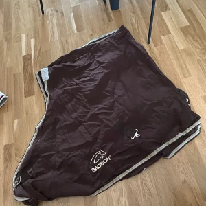 Jacson stalltäcke - Fint stalltäcke i använt men fint skick. Använt på min D-ponny 148cm , tror det är storlek 135. Behöver tvättas.