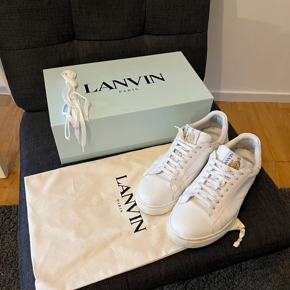 Vita sneakers från Lanvin.  Läder.  Storlek 43 Extra snören, skopåse och box skickas med. Nypris 4999kr Mitt pris 2999kr Köptes hösten 2023 och användes under hösten ej använt under vintern. Bra skick och kvalite. . Skor.