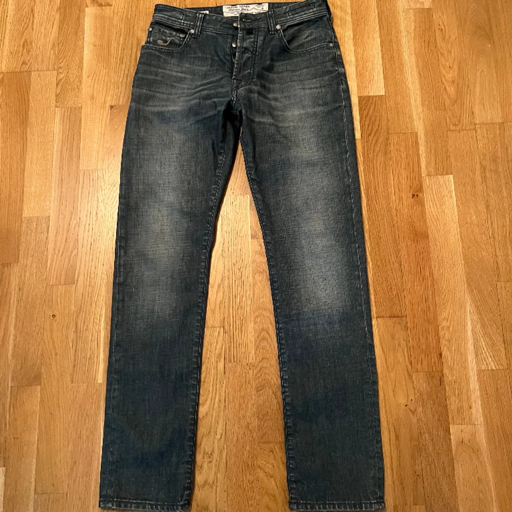 Säljer dessa blå slim Jacob Cohën jeans. De är i riktigt bra skick 9/10. Jeansen är i storlek 32. Skriv om du har ytterligare frågor. Pris kan diskuteras vid snabb affär.. Jeans & Byxor.