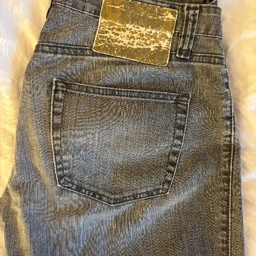 Snygga gråa och lågmidjade jeans, som är köpta second hand! W28 och är långa i benen. . Jeans & Byxor.