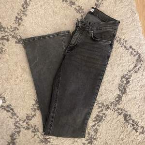 Lågmidjade jeans ifrån Gina. Bra skick köpta för 500kr