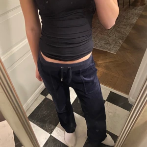 Juicy Couture mysbyxor  - Väldigt bra skick! Uppsydda hos skräddare för 250kr. Innerbenslängd: 68cm. Självklart äkta! 