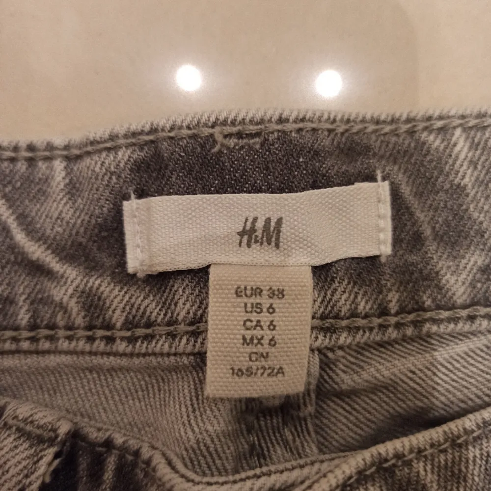 Super fina ljusgråa jeans från h&m, mid waist.  Storlek 38, upplever dem som små i storleken. (Skriv till mig så fixar jag mått🌟)  Säljes då de tyvärr inte passar mig i längden. . Jeans & Byxor.