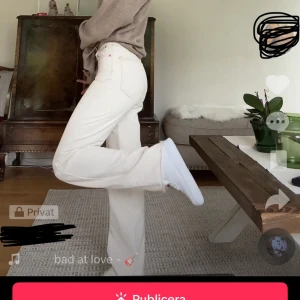 Beige/vita jeans - Beiga/vita jeans från Stradivarius, storlek 32. Perfekta i längden för mig som är ca 164. Okej skick. Nypris ca 400kr