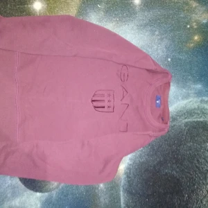 Gant tröja  - Hej!! Jag säljer denna tröjan eftersom att den är liten och inte kommer till användning .denna tröjan är storlek small.