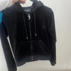 Juicy kofta  - Fin svart juicy kofta i strl S 