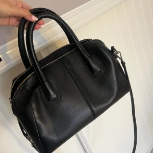 Väska - Väska i mellan storlek, får plats mycket, perfekt till skola eller bara ute osv!! Känns slm de e sånna här väskor som e väldigt inne nu, Tror den är från åhlens då det bara står ett Å 🖤