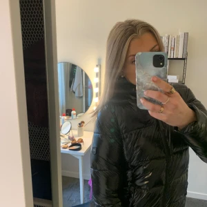 True north glansig jacka - Så fin o varm jacka från true north, den är knappt använd 💗💗