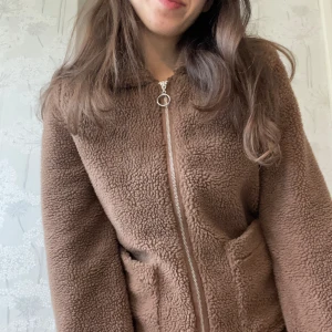 Så mysig teddyjacka🧸🫶🏼 - Säljer denna gosiga piléjacka i fint skick! Från bubbleroom, i storlek 34✨