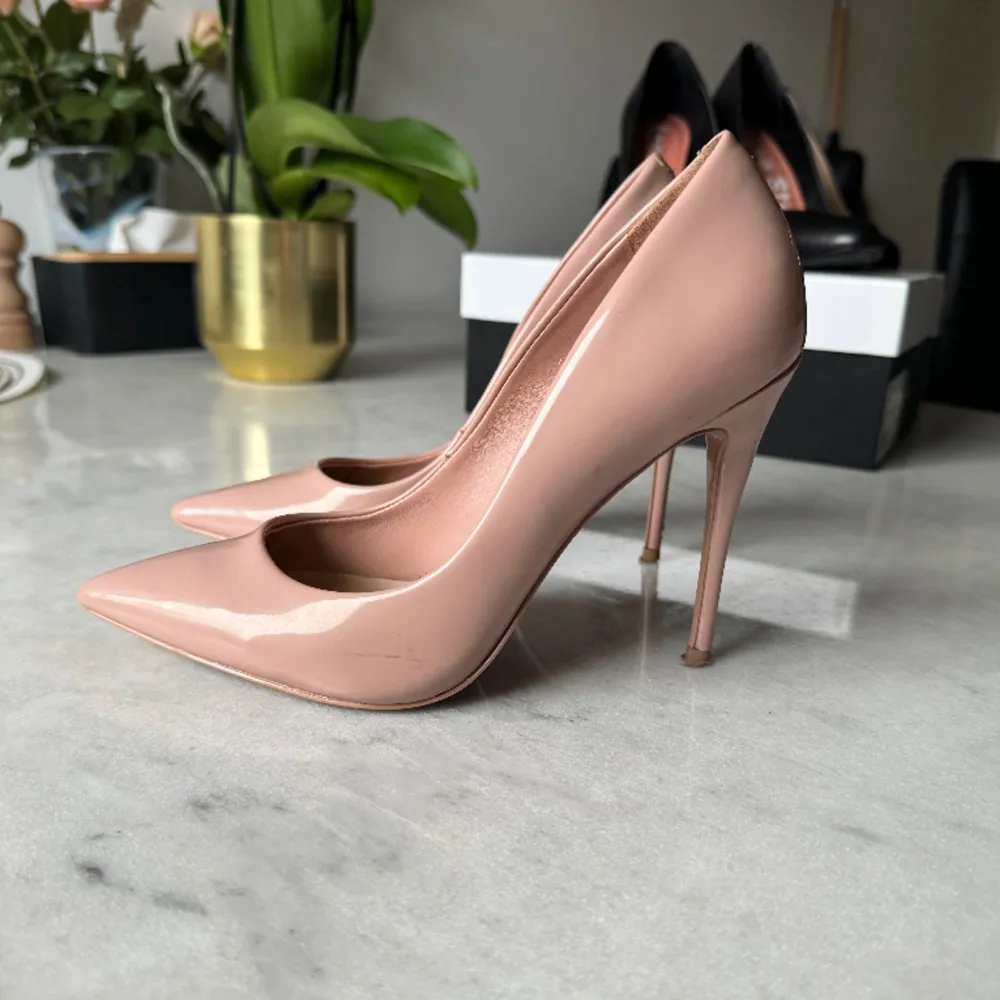 Louboutin liknande pumps, fast mycket bekvämare 😁. Pumps från Aldo. Storlek 37. Se klackskor repiga. Fler bilder kan skickas. Ny pris 1200kr. Skor.